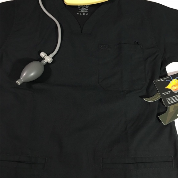 IguanaMed Women's MedFlex V-Neck Scrub Black/Black - Picture 4 of 8